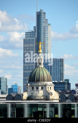 Skyline von London Lady Gerechtigkeit Statue oder Waage der Gerechtigkeit an der Oberseite des Old Bailey Gebäude an der Zentralen Strafgerichtshof mit Heron Turm über Großbritannien Stockfoto