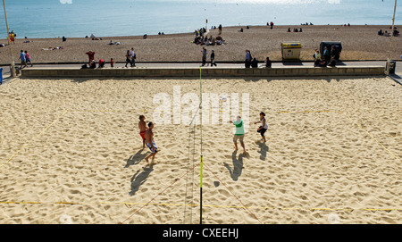 Beach-Volleyball gespielt auf Brighton seafront Stockfoto