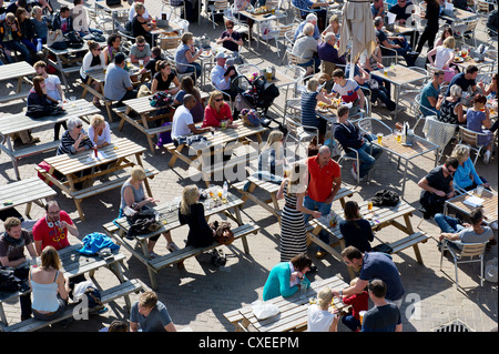 Menschen in einer Bar auf Brighton Meer entspannen Stockfoto