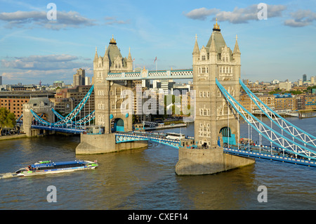 Thames Clipper Riverboat Pendler und Touristen service nahenden Tower Bridge mit KPMG Werbung Stockfoto