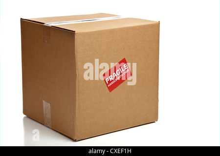 Eine leere, braun, Wellpappe, Karton oder Versandkarton mit einem "Fragile - Handle with Care" Aufkleber auf weißem Hintergrund Stockfoto