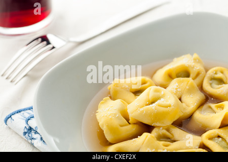 Tortellini in Brühe, ein traditionelles italienisches Rezept Stockfoto