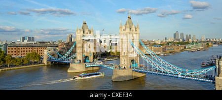 Thames Clipper Riverboat Pendler und Touristen-Service unter der Tower Bridge, Canary Wharf, darüber hinaus Stockfoto