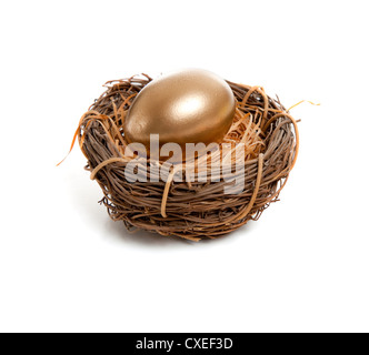 Ein goldenes Ei in einem Vogelnest auf weißem Hintergrund Stockfoto