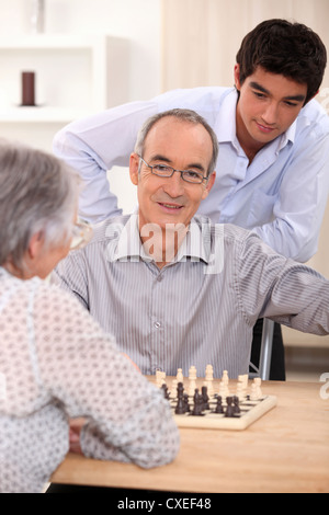 Familie spielt Schach Stockfoto