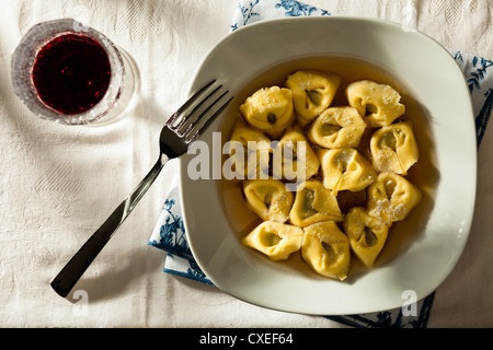 Tortellini in Brühe, ein traditionelles italienisches Rezept mit Rotwein Stockfoto