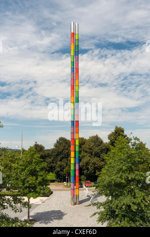 Bunte Lichtsäule vor Mercedes-Benz Museum, Stuttgart, Deutschland Stockfoto