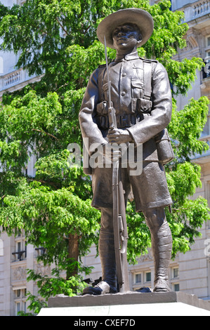 London, England, Vereinigtes Königreich. Gurkha-Denkmal (von Philip Jackson) in Horse Guards Avenue Stockfoto