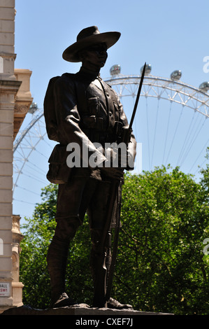 London, England, Vereinigtes Königreich. Gurkha-Denkmal (von Philip Jackson) in Horse Guards Avenue Stockfoto