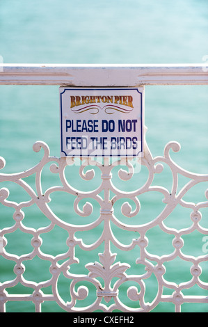 Ein Warnschild am Pier von Brighton Stockfoto