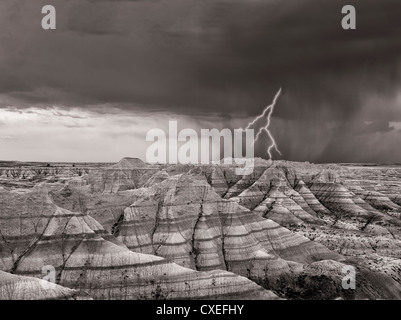 Panoramablick über farbenfrohe Felsformationen mit Gewitter und Donner... Badlands Nationalpark, South Dakota. Stockfoto