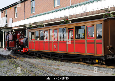 Dampfzug in Tywyn Wharf Station Tal y Llyn Schmalspurbahn Gwynedd Wales Cymru UK GB Stockfoto