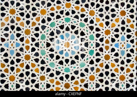 Mosaik (Zellij) eingehend Bou Inania (Bouanania) Medersa (Madrasa) in der Medina von Fes (Fez), Marokko Stockfoto