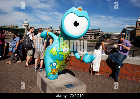 Einer von vielen anders dekoriert oder malte Versionen der Olympischen Spiele in London 2012 Maskottchen Wenlock. Dieser Charakter hat Bcome sehr beliebt vor allem bei Jugendlichen, die gerne sich mit ihm fotografieren lassen. London, UK. Stockfoto