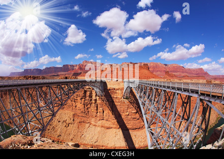 Die Sonne strahlt über Navajo-Brücke Stockfoto