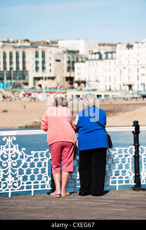 Zwei Frauen stehen am Pier von Brighton Stockfoto