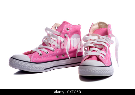 Ein paar rosa Turnschuhe oder Basketballschuhe auf weißem Hintergrund Stockfoto