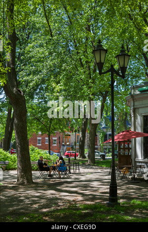 Paar sitzt vor einem Café in Square Saint-Louis im Stadtteil Plateau Mont-Royal, Montreal, Quebec, Kanada Stockfoto