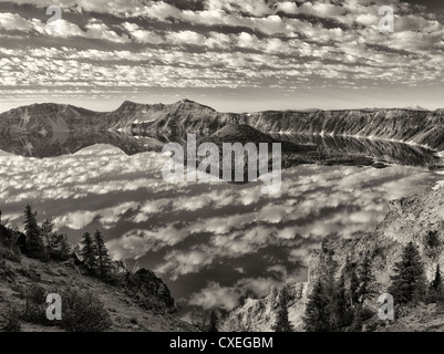 Geschwollene Wolke Reflexion, Kratersee und Wizard Island. Crater Lake Nationalpark, Oregon Stockfoto