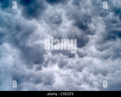 Bowling-Kugel Wolken von einem herannahenden Gewitter. Stockfoto