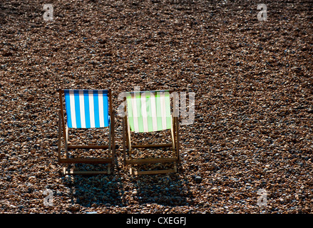 Zwei leere Liegestühle am Strand von Brighton Stockfoto