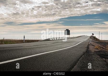 Asphalt Straße und weiße Linie markieren. Niedrige Sicht hautnah. Stockfoto