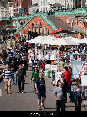 Menschen zu Fuß entlang Brighton seafront Stockfoto