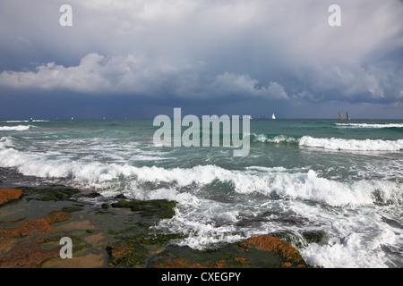 Ein Segel Yachten am Horizont Stockfoto