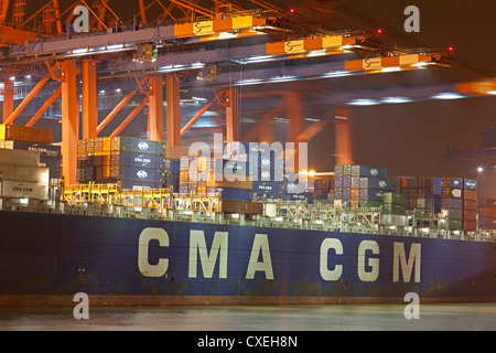 Hamburger Hafen bei Nacht Stockfoto