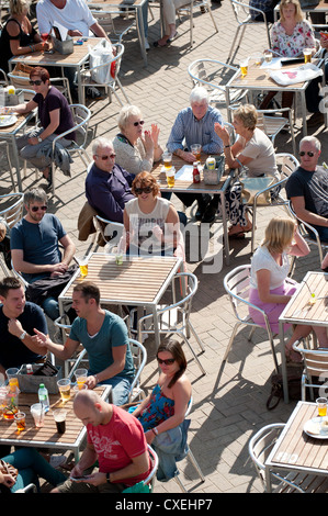 Menschen entspannen in eine Bar im Freien auf Brighton seafront Stockfoto