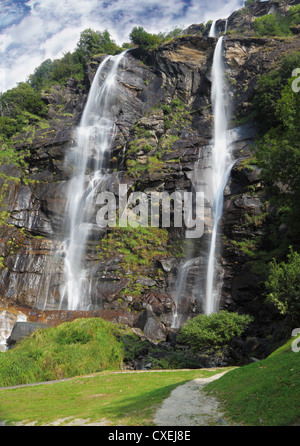 Malerischen Wasserfall in Norditalien Stockfoto