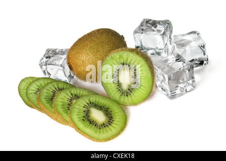 Kiwi mit Eiswürfeln isoliert auf weiss Stockfoto