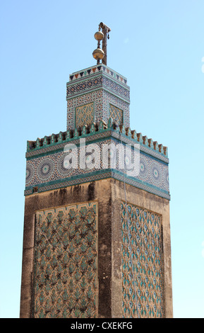 Minarett der Moschee in Fez, Marokko vor blauem Himmel Stockfoto