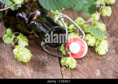 Leere Flasche Bier auf hölzernen Hintergrund Stockfoto