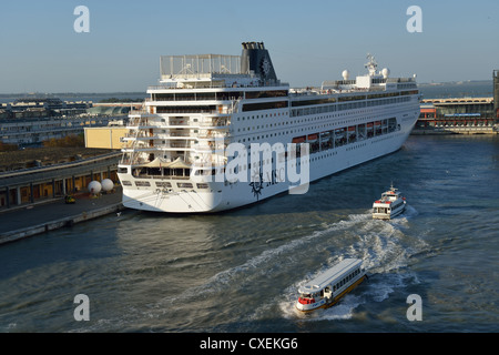 MSC Kreuzfahrten Kreuzfahrt Schiff angedockt an Venedig Cruise Terminal, Venedig, Provinz Venedig, Veneto Region, Italien Stockfoto