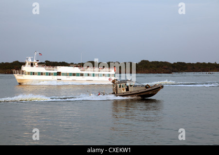 Fire Island Ferry vorbei Hafenpolizei Boot, Great South Bay, New York, USA Stockfoto