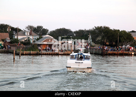 Wasser-Taxi nähert sich Dock, Messe Hafen, Fire Island, NY, USA Stockfoto