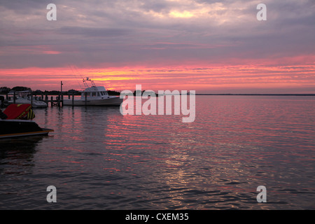 Brillanter Sonnenuntergang über Great South Bay, faire Harobr, NY, USA Stockfoto