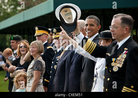 US-Präsident Barack Obama beteiligt sich an der Streitkräfte Abschied Hommage an Admiral Mike Mullen, Vorsitzender der Joint Chiefs Of Staff, Recht, 30. September 2011 in Joint Base Myer-Henderson Hall in Arlington, Virginia. Stockfoto