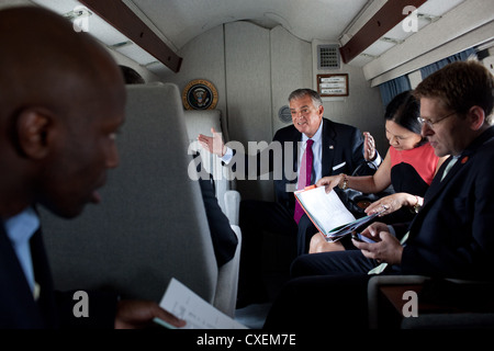 Transport-Sekretärin Ray LaHood Gespräche mit US-Präsident Barack Obama an Bord Marine One 22. September 2011 während eines Fluges aus dem weißen Haus, gemeinsame Basis Andrews, Maryland. Von links, sind: persönliche Aide Reggie Love; Nancy-Ann DeParle, Deputy Chief Of Staff für die Politik; und Press Secretary Jay Carney. Stockfoto