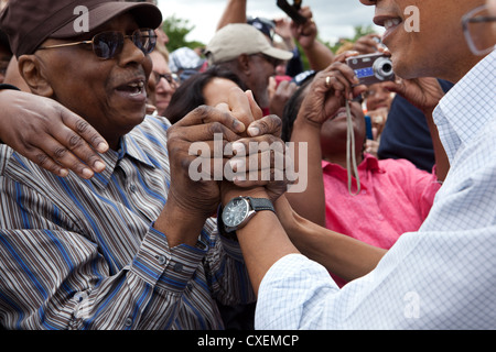 US-Präsident Barack Obama begrüßt einen Mann in der Menge nach Bewältigung der Tag der Arbeit Feier 5. September 2011 in Detroit, Michigan. Stockfoto