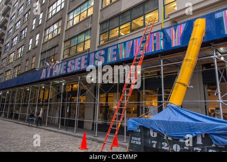 New York City, NY, USA, Straßenszenen, Artists Installing Sign On Building, für Annual Arts Festival, Art Galeries, DUMBO Area, Brooklyn, Gentrifizierung der Stadtgebiete in den USA, brooklyn Loft Außenansicht öffentliche Kunst New york City farbenfroh Stockfoto