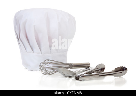 Ein weißes Koch Hut/Mütze mit sortierten Portion Geschirr auf weißem Hintergrund Stockfoto