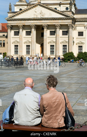 Ein älteres Ehepaar auf einer Bank sitzen und Blick auf den französischen Dom am Gendarmenmarkt in Berlin, Deutschland Stockfoto