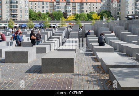 Touristen auf das Holocaust-Mahnmal in Berlin, Deutschland Stockfoto