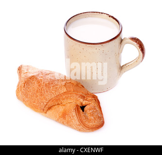 Knusprige Brötchen und Becher Milch Stockfoto