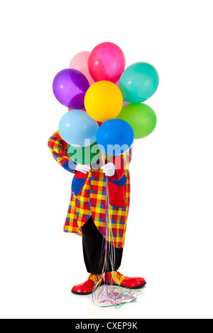 Ein bunter Clown hält einen bunten Strauß von Ballons auf weißem Hintergrund Stockfoto