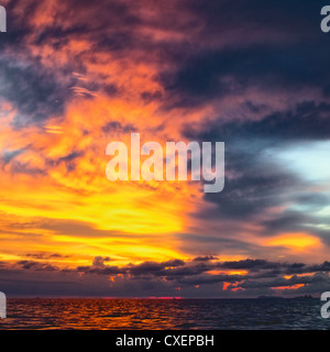 Sonnenuntergang über der Andamanensee Stockfoto