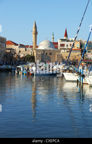 Die Yachten und Boote im Hafen Stockfoto