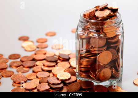 Euro-Cent-Münzen in einem kleinen Glas, Studio gedreht Stockfoto